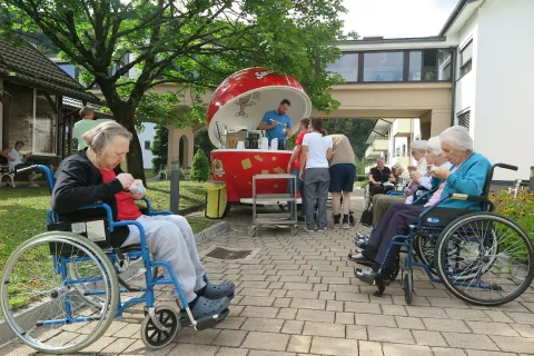 Starostniki v Domu starej&scaron;ih občanov Kamnik so z zanimanjem obiskali sladoledno prikolico, ki je bila prej&scaron;njo sredo parkirana v atriju njihovega doma. / Foto: Jasna Paladin