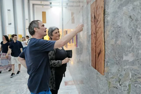 Lado Leben in Petra Plestenjak Podlogar ob njenem delu Cepiči / Foto: Igor Kavčič / Foto: 