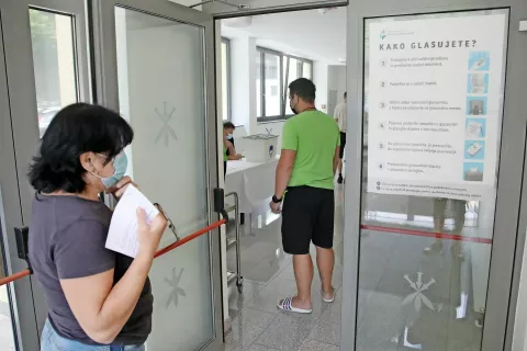 Do 11. ure je glasovalo 15,15 odstotka vseh volilnih upravičencev. / Foto: Gorazd Kavčič / Foto: 