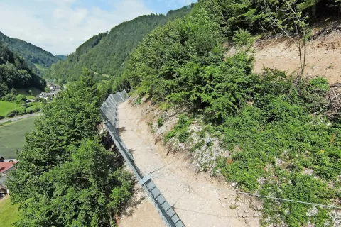 Za zaščito najbolj ogroženih hiš Na Plavžu so na brežini postavili od štiri do pet metrov visoke zaščitne ograje v skupni dolžini 414 metrov. / Foto: Gregor Ivnik Dujovič, Eho Projekt / Foto: 