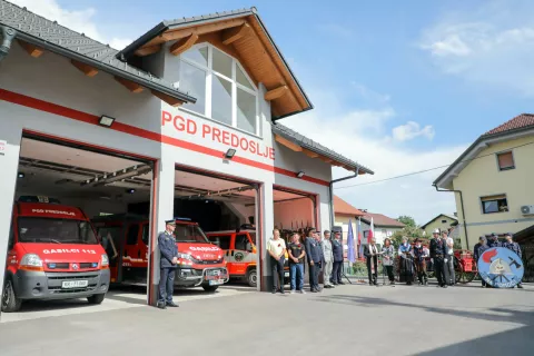 V dograjeni gasilski garaži v Predosljah je po novem prostora za tri vozila, dve več kot prej. / Foto: Tina Dokl