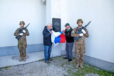 Spominsko ploščo sta odkrila župan Franc Čebulj in Anton Rešek. / Foto: 