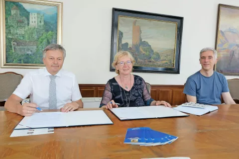 Radovljiški župan Ciril Globočnik in vodja festivala Marija Kolar sta podpisala pogodbo o sofinanciranju, umetniški vodja Domen Marinčič pa je predstavil program. / Foto: 