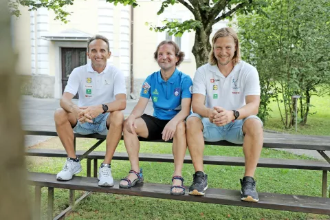 Kariero slepega maratonca Sandija Novaka je zaznamovalo sodelovanje z vodjo ekipe Primožem Černilcem (desno) in trenerjem ter sotekačem Romanom Kejžarjem (levo). / Foto: Tina Dokl / Foto: 