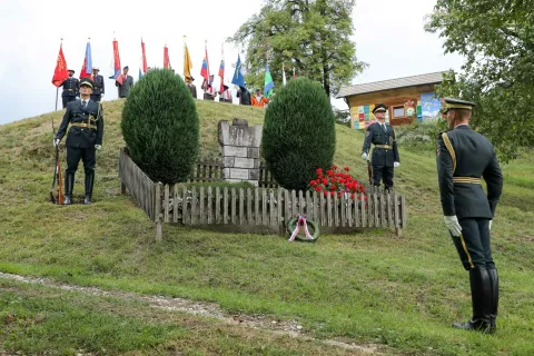 Častna straža garde Slovenske vojske ob spomeniku padlim talcem pod hribom Revovca / Foto: Tina Dokl
