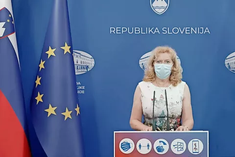 Doc. dr. Irena Grmek Košnik, epidemiologinja s kranjske območne enote NIJZ, na današnji novinarski konferenci / Foto: posnetek zaslona / Foto: 