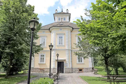 Vila Toma Zupana na Okroglem je v lasti Zveze društev slepih in slabovidnih Slovenije. / Foto: Tina Dokl / Foto: 