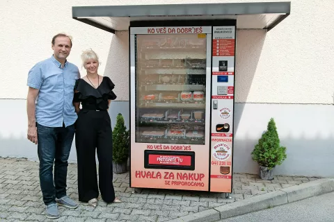 Mojca in Anton Kalan ob mesomatu, najnovejši pridobitvi njihove mesarije / Foto: Primož Pičulin / Foto: 