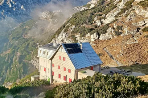 V rezervacijski sistem za planinske koče je vključena tudi Cojzova koča na Kokrskem sedlu. / Foto: 