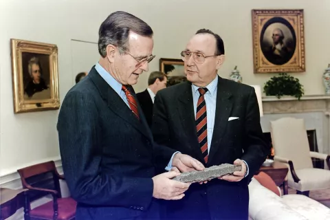 Ameriški predsednik George Bush st. in nemški zunanji minister Hans-Dietrich Genscher sta bila med politiki, ki so odločali o usodi Republike Slovenije. / Foto: Wikipedija / Foto: 
