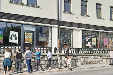 Za ogled razstavljenih del tokrat ni treba v muzej ali galerijo, razstavljena so tako, da so obrnjena navzven, kar omogoča, da si jih sproščeno ogledujemo na prostem. / Foto: 