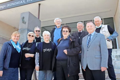 Tekstilni tehniki, ki so maturirali pred šestdesetimi leti, so se srečali tudi z Nado Šmid, ravnateljico zdajšnje Srednje ekonomske, storitvene in gradbene šole v Kranju. /Foto: Gorazd Kavčič / Foto: 