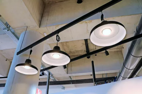 Zanimiv in sodoben industrijski videz stropa in svetil / Foto: 