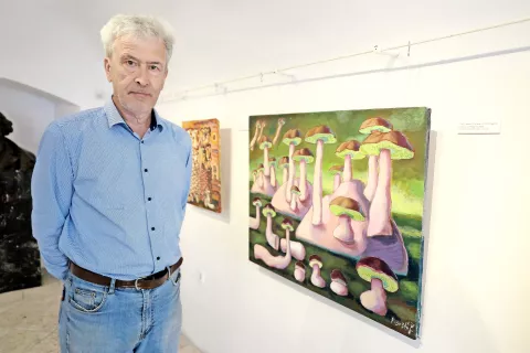 Franc Bešter ob svoji priljubljeni likovni temi, sliki z naslovom Vražji goban je strupena goba, a za mnoge najlepša, 2017, akril na platno / Foto: Igor Kavčič / Foto: 