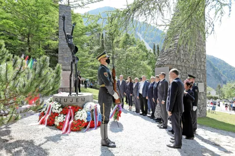 Pri spomeniku J'accuse – Obtožujem so v s spomin na žrtve nacističnega nasilja položili vence. / Foto: Tina Dokl / Foto: 