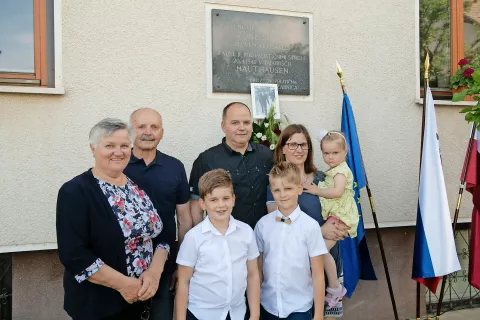 Na mestu, kjer je nekoč stala rojstna hiša Toneta Šifrerja, so zgradili novo in v njegov spomin nanjo namestili spominsko ploščo. V njej živijo Primož Šifrer z ženo Ano in otroki Ajdo, Lovrom in Jakobom ter Primoževa starša Marinka in Tomaž Šifrer; slednji je nečak Toneta Šifrerja. / Foto: Primož Pičulin / Foto: 