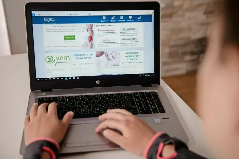 Covidno PCT potrdilo (preboleli, cepljeni, testirani) si lahko uredimo/natisnemo na portalu zVEM, a šele po uspešnem procesu pridobitve digitalne identitete. / Foto: Primož Pičulin / Foto: 