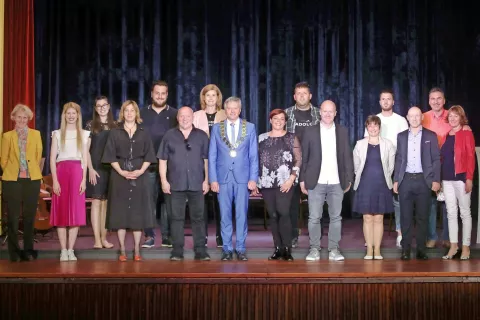 Občinski nagrajenci in župan Ciril Globočnik na slovesnosti, ki so jo zaradi razmer pripravili pol leta po občinskem prazniku, tokrat na popolnoma prenovljenem odru dvorane Kulturnega doma v Kropi. / Foto: Gorazd Kavčič / Foto: 