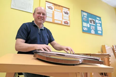 Tomaž Plahutnik v učilnici Glasbene šole Kamnik, kjer citre poučuje že 35 let / Foto: 