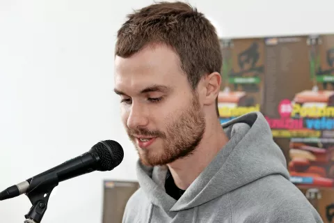 Češki pisatelj Marek Šindelka se je rodil leta 1984, v romanu Utrujenost materiala (2016) se je na umetniški način soočil s problematiko beguncev. / Foto: Wikipedija / Foto: 