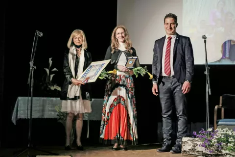 Franceska Žumer in dddr. Mira Delavec Touhami z županom Rokom Roblekom ob prejemu občinskih priznanj / Foto: Tina Dokl / Foto: 