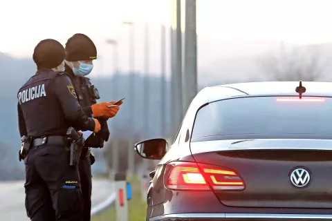 Del zakona o nalezljivih boleznih je neustaven, zato je neustavna tudi uvedba policijske ure, prepovedi zbiranja in prepovedi prehajanja občinskih meja, je odločilo ustavno sodišče. / Foto: Gorazd Kavčič / Foto: 