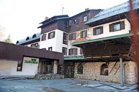Stari propadajoči Hotel Zlatorog v Ukancu bodo porušili in na njegovem mestu zgradili nov, sodoben hotelski kompleks. / Foto: Gorazd Kavčič / Foto: 