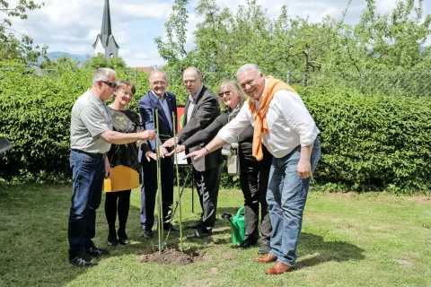 Prisotni so Paplerjevemu bobovcu in s tem ljubiteljski kulturi zaželeli dolgo in bogato življenje. / Foto: Tina Dokl / Foto: 