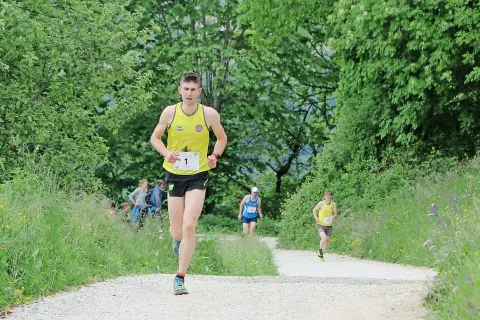 Timotej Bečan je sloves trenutno najboljšega slovenskega gorskega tekača potrdil tudi na Teku k sv. Primožu. Kmalu je ušel konkurenci in prepričljivo zmagal. Najbližje sta mu bila Miran Cvet in Primož Porenta (oba v ozadju). / Foto: Jasna Paladin / Foto: 