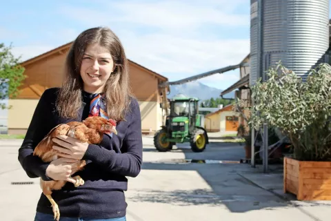 Polona Globočnik je razpeta med delom v Bruslju, študijem na Dunaju in domačo kmetijo v Vogljah. / Foto: Gorazd Kavčič / Foto: 