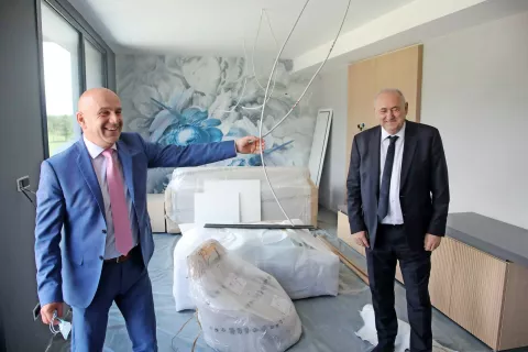 Direktor JGZ Brdo Marjan Hribar (levo) in predsednik NZS Radenko Mijatović med ogledom prenove Elegans hotela Brdo / Foto: Gorazd Kavčič / Foto: 