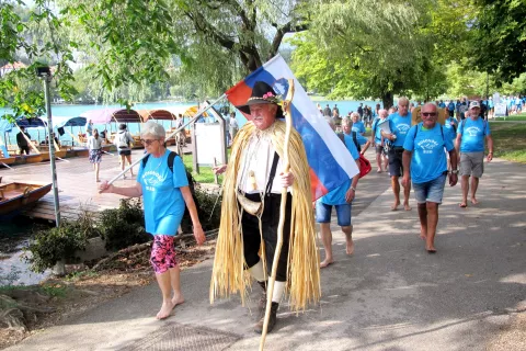 2. pohod bosonogih okoli Blejskega jezera / Foto: Janez Kuhar