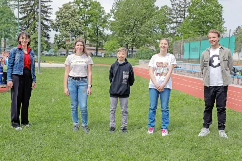 Zmagovalci letošnje sezone Malih sivih celic Katarina Langus, Aljaž Erman in Zala Bitežnik z mentorico Andrejo Polanšek (levo) in voditeljem oddaje Nikom Škrlecem (desno) / Foto: Tina Dokl / Foto: 