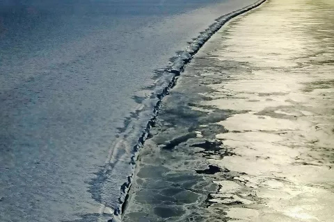 Pogled na ledeno polico Ronne, ki z Antarktike drsi v Weddellovo morje, 13. februarja 2018. Od te police se je odlomila ledena gora A-76. / Foto: Wikipedija / Foto: 