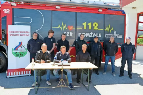 Poklicni gasilci so za konec junija napovedali dvodnevno opozorilno stavko. / Foto: 