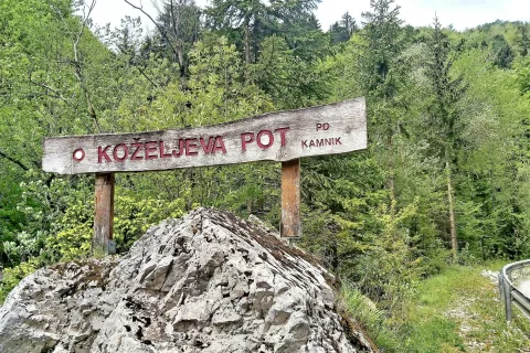 Začetek poti ob glavni cesti je dobro označen. / Foto: 
