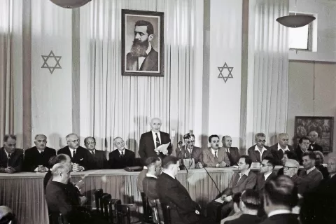Tako je prvi izraelski predsednik vlade David Ben-Gurion pod sliko Theodorja Herzla razglasil neodvisno državo Izrael, v Tel Avivu, 14. maja 1948. / Foto: Wikipedija / Foto: 