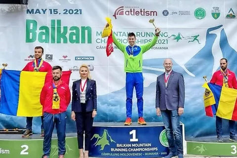 Timotej Bečan na odru za zmagovalce / Atletska zveza Slovenije – Združenje za gorske teke / Foto: 