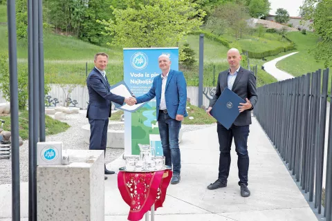 Sebastjan Zupanc, Primož Ržen in Tine Radinja pri pitniku na otroškem igrišču Zamorc / Foto: Tina Dokl / Foto: 