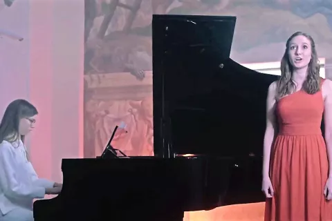 V filmu predstavijo vse inštrumente, ki jih poučujejo, pa tudi petje in ples. / Foto: posnetek zaslona / Foto: 