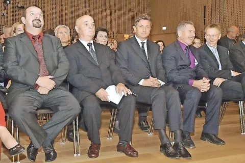 Praznovanje dvestoletnice Gimnazije Kranj, na katerem je bil mag. Valentin Pivk (drugi z leve) osrednji govornik. / Foto: arhiv Gorenjskega glasa / Foto: 