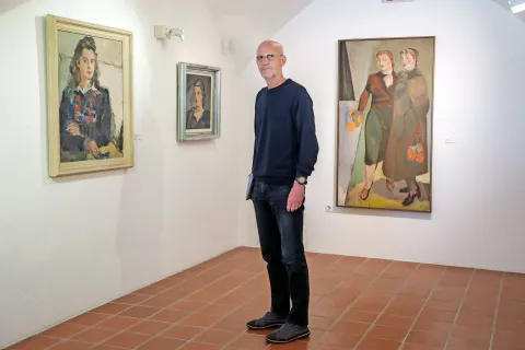 Marko Arnež ob portretih Zorana Didka iz njegovega zgodnjega obdobja / Foto: Tina Dokl / Foto: 