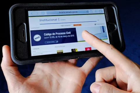 Pametni telefon (»smartphone«) ni le telefon, je tudi žepni računalnik; služi nam za vse mogoče in nas hkrati nadzoruje. / Foto: Wikipedija / Foto: 