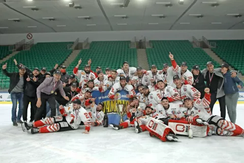 Hokejisti moštva SIJ Acroni Jesenice so se v Tivoliju veselili novega naslova državnih prvakov. / Foto: Gorazd Kavčič / Foto: 