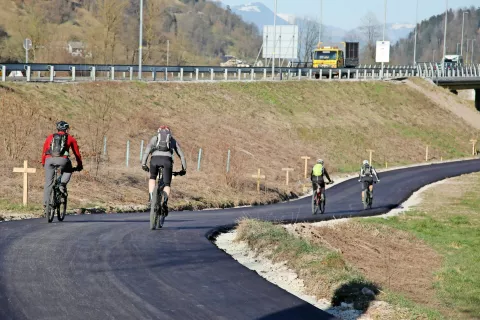 Kolesarska povezava poteka tudi ob Poljanski obvoznici med Zimincem in Bodovljami. / Foto: Gorazd Kavčič / Foto: 