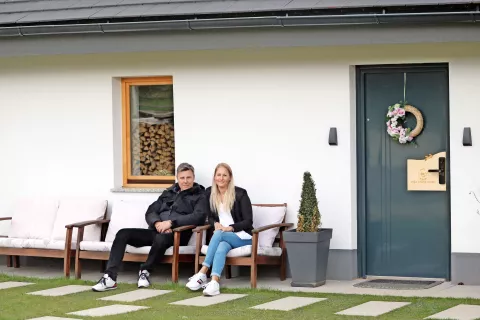 Rok in Anja Osenar sta se lani lotila prenove hiše njegove stare mame in nastal je zanimiv turistični objekt – aparthotel, kjer si pridih starega in modernega podajata roke, pri opremi notranjih prostorov pa je imel glavno besedo les. Gre za družinski projekt, ki sta se ga zakonca lotila bolj ali manj kot hobi, večino postorila sama, rezultat pa je še boljši, kot sta pričakovala. / Foto: 