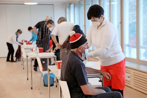 Ta teden bodo v cepilnih centrih cepili več kot sto tisoč ljudi. / Foto: Gorazd Kavčič / Foto: 