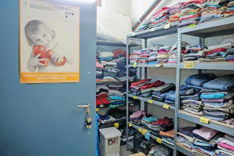 V centralnem skladišču RKS OZ Radovljica se je zaloga oblačil in tekstila v zadnjem letu močno povečala, pri čemer opozarjajo, da skladišče Rdečega križa ne more biti odlagališče. / Foto: Tina Dokl / Foto: 