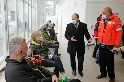 Minister za zdravje Janez Poklukar si je včeraj zjutraj ogledal množično cepljenje v Festivalni dvorani na Bledu. / Foto: Gorazd Kavčič / Foto: 