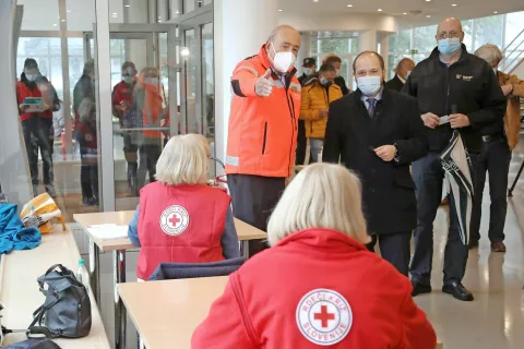 Minister za zdravje Janez Poklukar je danes obiskal cepilni center v Festivalni dvorani na Bledu, kjer so v enem dnevu cepili sedem odstotkov občanov. »To je praznik za naše zdravje in za vse občane,« je bil zadovoljen minister. / Foto: Gorazd Kavčič / Foto: 